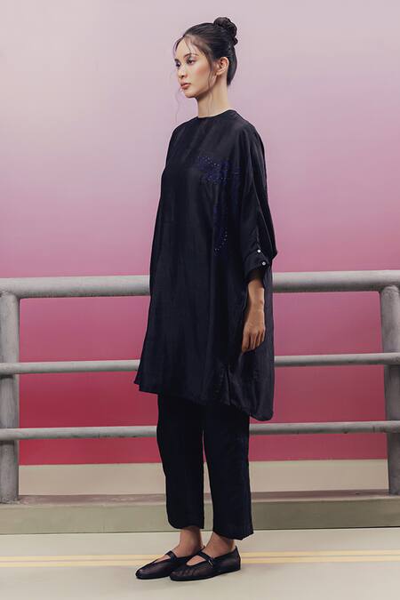 Kavya Singh Kundu_Black Silk Beads Round Neck Flo Placement Embroidered Tunic And Pant Set _Online_at_Aza_Fashions