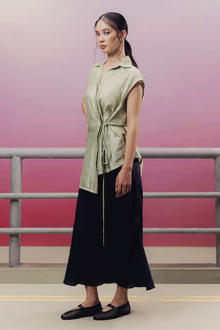 Kavya Singh Kundu_Green Silk Collared Ying Tie-up Detail Blouse _Online_at_Aza_Fashions