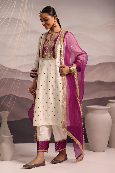 OMI_Off White Chanderi Embroidered Mirror Notched Heer Work Kurta Pant Set _Online_at_Aza_Fashions