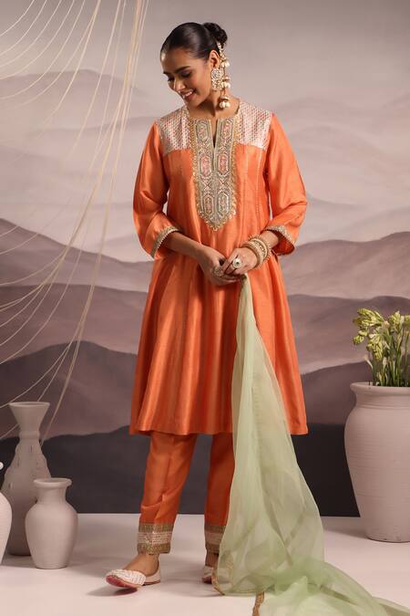 Omi_Peach Chanderi Embroidered Thread Notched Sana Yoke Kurta Pant Set _Online_at_Aza_Fashions