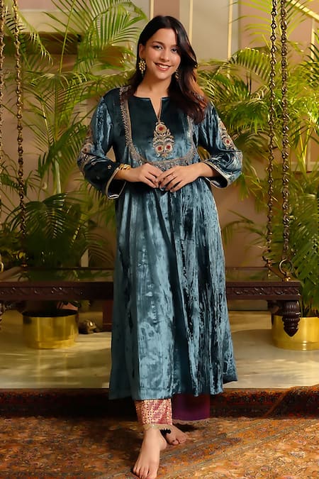 OMI Blue Velvet Hand Embroidered Floral Notched Round Kurta With Pant 