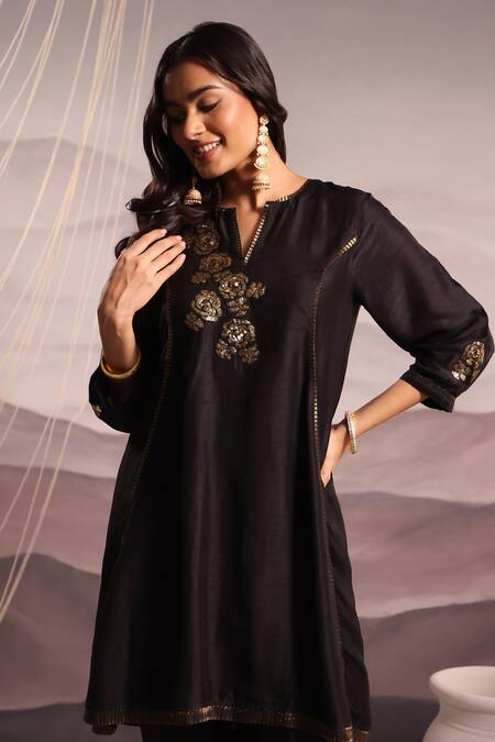 OMI_Black Silk Sequins, Embroidery Split V-neck Floral Kurta With Pant _at_Aza_Fashions