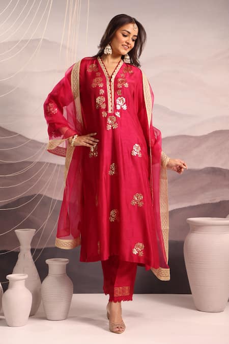 OMI Magenta Silk Embroidery Lace V-neck Floral Kurta And Pant Set 