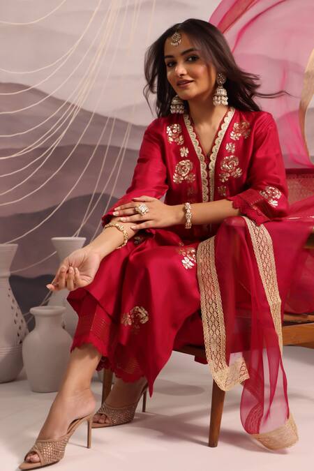 Buy OMI Magenta Silk Sequins, Lace V-neck Floral Embroidered Kurta And Pant Set Buy_OMI_Magenta Silk Sequins, Lace V-neck Floral Embroidered Kurta And Pant Set