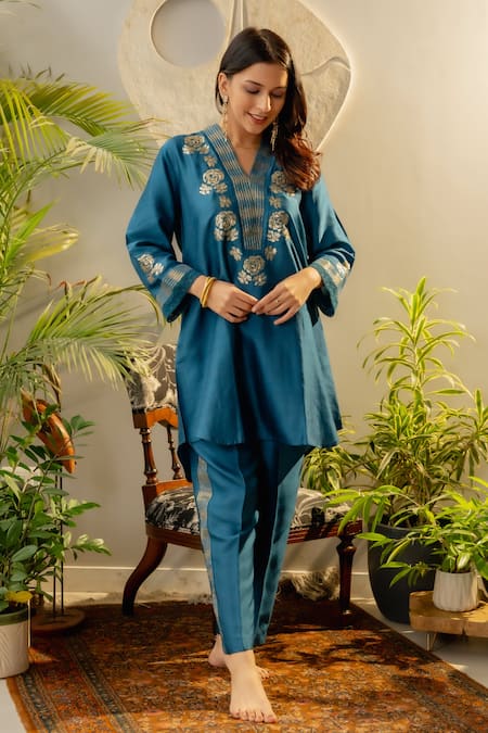 Buy_OMI_Blue Silk Sequins, Embroidery V-neck Floral High Low Kurta With Straight Pant _Online_at_Aza_Fashions