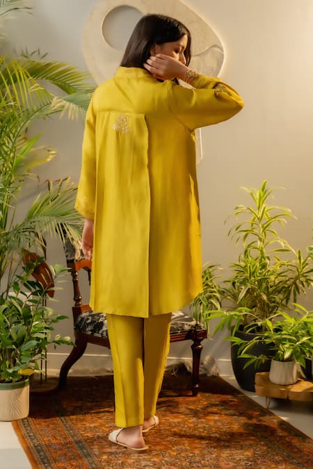 OMI Floral Sequin Embroidered High Low Kurta With Straight Pant 