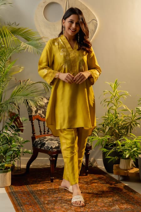 OMI Green Silk Sequins, Embroidery V-neck Floral High Low Kurta With Straight Pant Online at Aza Fashions OMI_Green Silk Sequins, Embroidery V-neck Floral High Low Kurta With Straight Pant _Online_at_Aza_Fashions