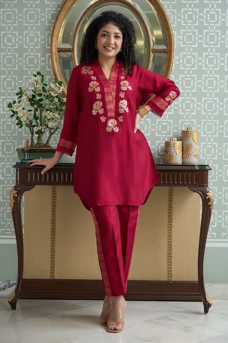 OMI Magenta Silk Embroidery Floral V-neck Asymmetric Kurta With Pant 