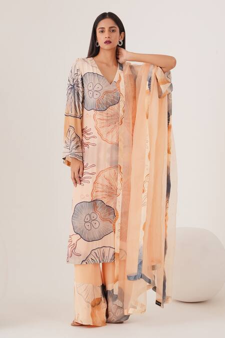 Label Shristi Chetani_Peach Crepe Cut Work V-neck Abstract Print Kurta Pant Set_Online_at_Aza_Fashions