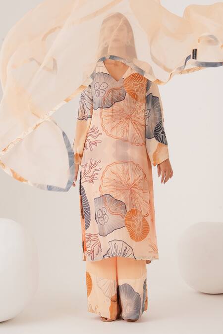 Buy_Label Shristi Chetani_Peach Crepe Cut Work V-neck Abstract Print Kurta Pant Set_Online_at_Aza_Fashions