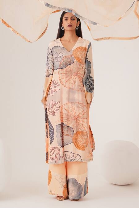 Label Shristi Chetani_Peach Crepe Cut Work V-neck Abstract Print Kurta Pant Set_at_Aza_Fashions