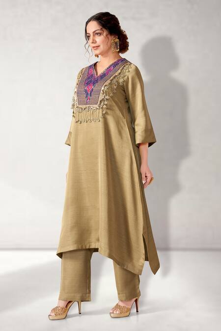 Aditi Somani Green Silk Tassels V-neck Embroidered Patola Yoke Kurta With Pant Online at Aza Fashions Aditi Somani_Green Silk Tassels V-neck Embroidered Patola Yoke Kurta With Pant _Online_at_Aza_Fashions