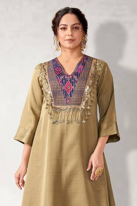 Shop Aditi Somani Green Silk Tassels V-neck Embroidered Patola Yoke Kurta With Pant Online at Aza Fashions Shop_Aditi Somani_Green Silk Tassels V-neck Embroidered Patola Yoke Kurta With Pant _Online_at_Aza_Fashions