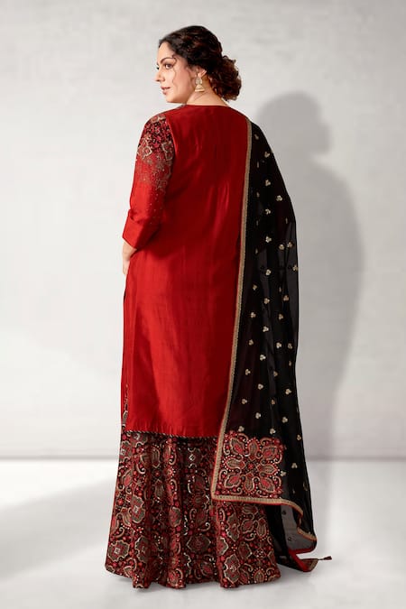Shop_Aditi Somani_Red Cotton, Silk, Chiffon Embroidery, Sequins V-neck Floral Kurta Set _at_Aza_Fashions