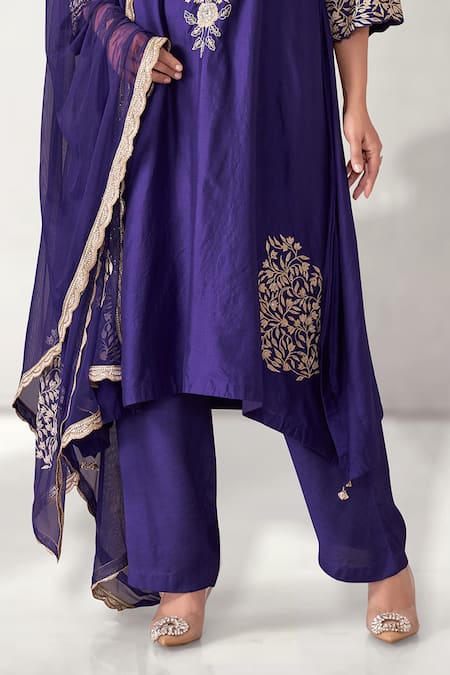 Aditi Somani_Purple Silk Embroidery V-neck Floral Blossom Kurta Pant Set _Online_at_Aza_Fashions