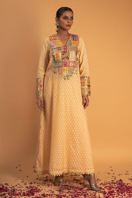 Sitaraa Peach Chanderi Woven Floral V Neck Mahima Kurta And Pant Set 