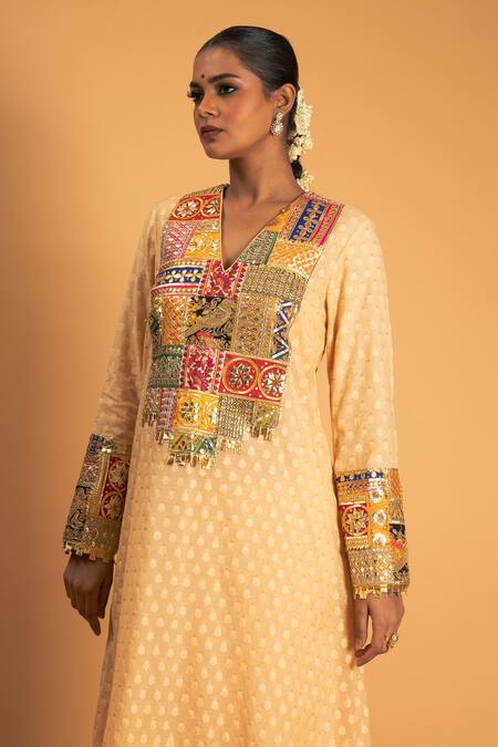 Sitaraa_Peach Chanderi Sequins, Gota Patti V-neck Mahima Floral Woven Kurta And Pant Set_Online_at_Aza_Fashions