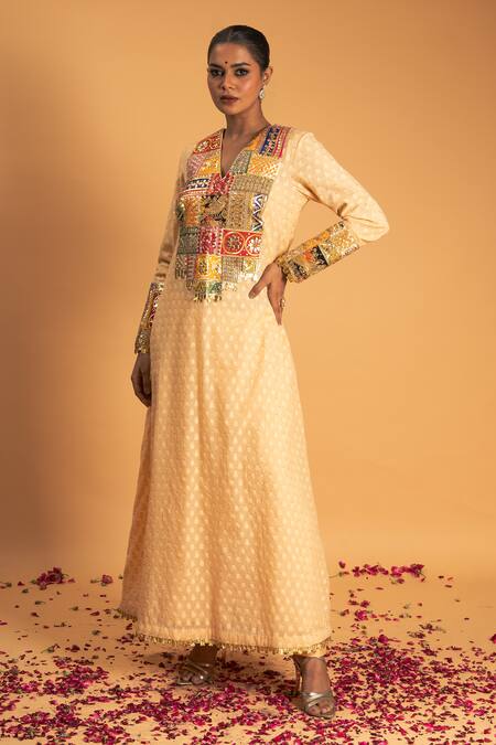 Buy_Sitaraa_Peach Chanderi Sequins, Gota Patti V-neck Mahima Floral Woven Kurta And Pant Set_Online_at_Aza_Fashions