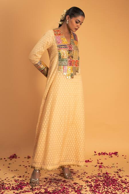 Shop_Sitaraa_Peach Chanderi Sequins, Gota Patti V-neck Mahima Floral Woven Kurta And Pant Set_Online_at_Aza_Fashions