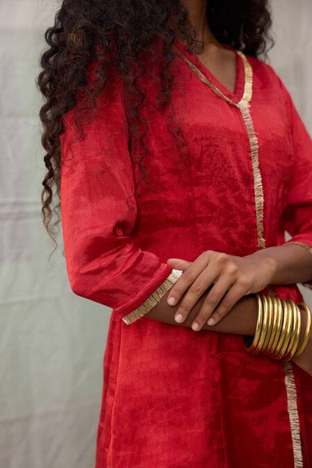 Buy_RAAS LIFE_Red Chanderi Lace V-neck Dhara Kiran Embellished Kurti _Online_at_Aza_Fashions