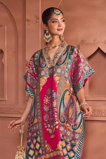 Tasuvure Indes Green Brocade, Silk Embroidery V-neck Banarasi Begum Woven Floral Paisley Kaftan Online at Aza Fashions Tasuvure Indes_Green Brocade, Silk Embroidery V-neck Banarasi Begum Woven Floral Paisley Kaftan_Online_at_Aza_Fashions