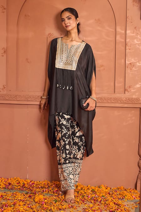 Tasuvure Indes Reyna Embellished Kaftan With Gara Embroidered Pant 