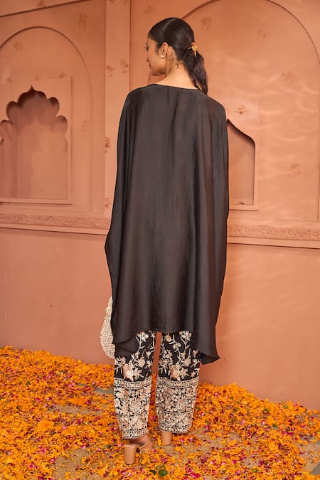 Tasuvure Indes Reyna Embellished Kaftan With Gara Embroidered Pant 