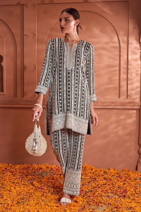 Tasuvure Indes Thread Embroidered Striped Kurta With Pant 