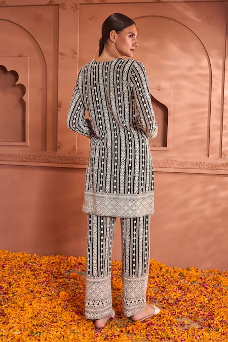 Tasuvure Indes Thread Embroidered Striped Kurta With Pant 