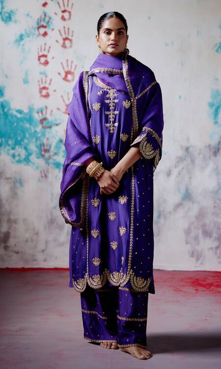 Deep Thee Floral Embroidered Panelled Kurta Pant Set 