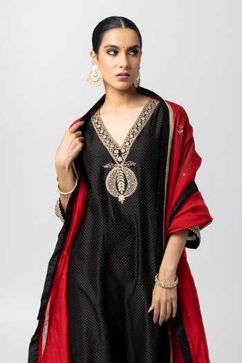 Pants And Pajamas_Red Chanderi Lace Embroidered Mull Dupatta _Online_at_Aza_Fashions