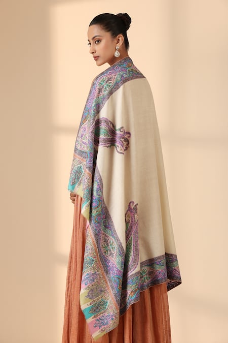 Shop Dusala White Auklet Handwoven Kalamkari Border Shawl at Aza Fashions Shop_Dusala_White Auklet Handwoven Kalamkari Border Shawl _at_Aza_Fashions