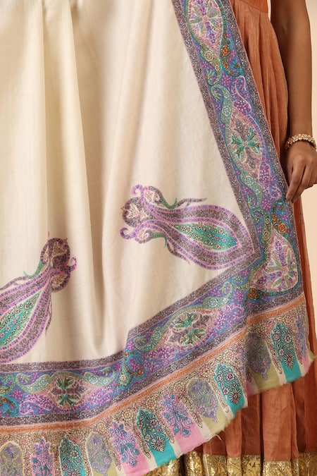 Buy Dusala White Auklet Handwoven Kalamkari Border Shawl Online at Aza Fashions Buy_Dusala_White Auklet Handwoven Kalamkari Border Shawl _Online_at_Aza_Fashions