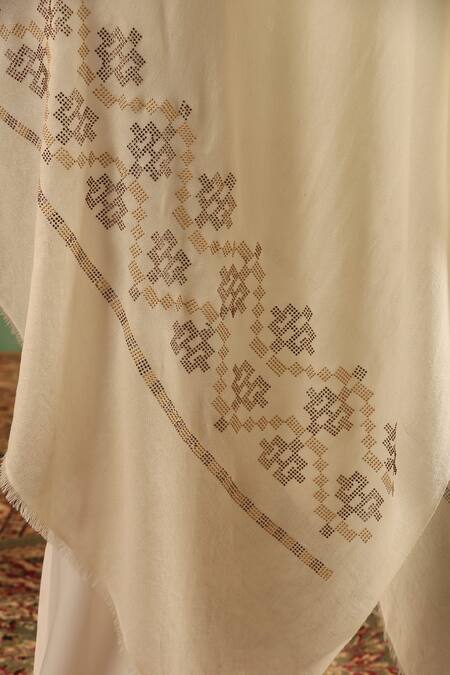 Dusala White Saavi Stone Embellished Stole Online at Aza Fashions Dusala_White Saavi Stone Embellished Stole _Online_at_Aza_Fashions