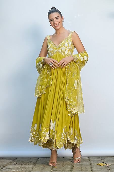 Priyanka Jain_Green Chiffon Embroidery V-neck Floral Anarkali Set _Online_at_Aza_Fashions
