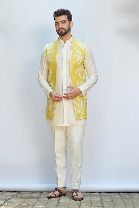 Priyanka Jain Floral Embroidered Bundi & Kurta Set 