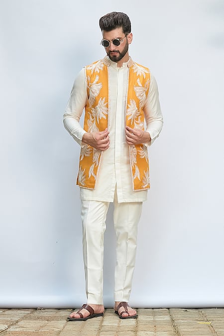 Priyanka Jain Aari Embroidered Bundi & Kurta Set 