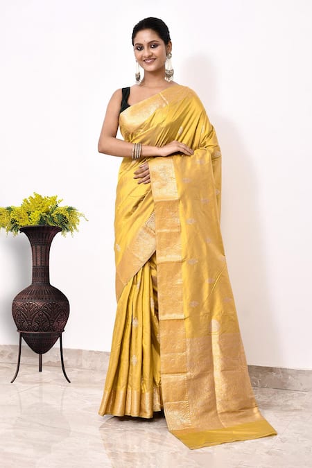 Naaritva India Flower Handloom Woven Saree With Running Blouse 