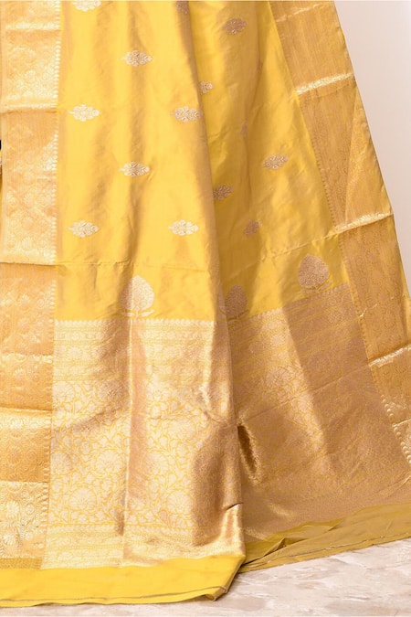 Buy_Naaritva India_Gold Kota Doria Flower Handloom Woven Banarasi Saree With Running Blouse _Online_at_Aza_Fashions