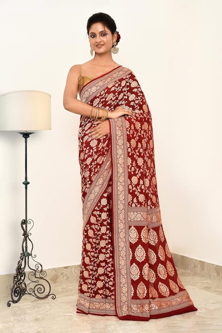 Naaritva India Floral Bloom Pattern Woven Saree With Running Blouse 