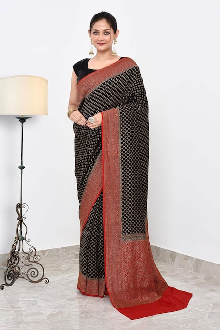 Naaritva India Contrast Pallu Saree With Running Blouse 