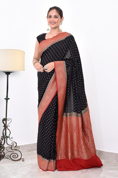 Naaritva India Contrast Floral Butti Saree With Running Blouse 