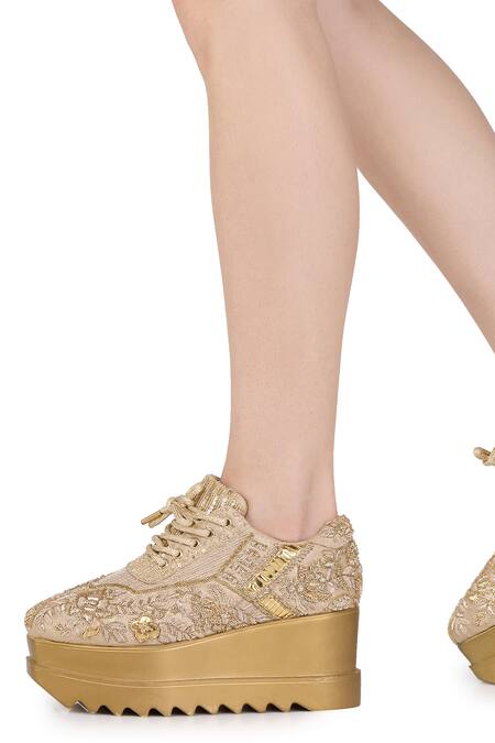 Buy_Anaar_Rose Gold Noorani Sadi Floral Embroidered Wedge Sneakers 