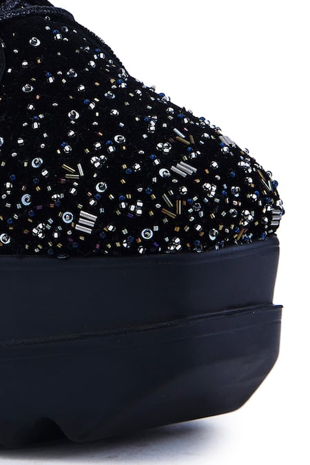 Buy_Anaar_Black No Nazar Geometric Embroidered Wedge Sneakers 