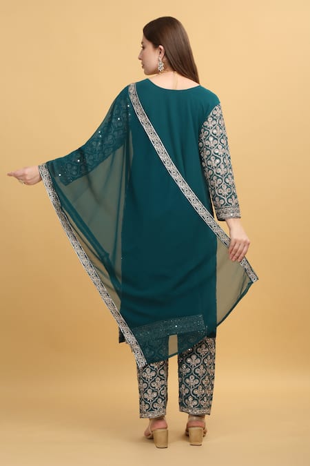 Aham-Vayam Meer Bead Emboridered Kurta Set 