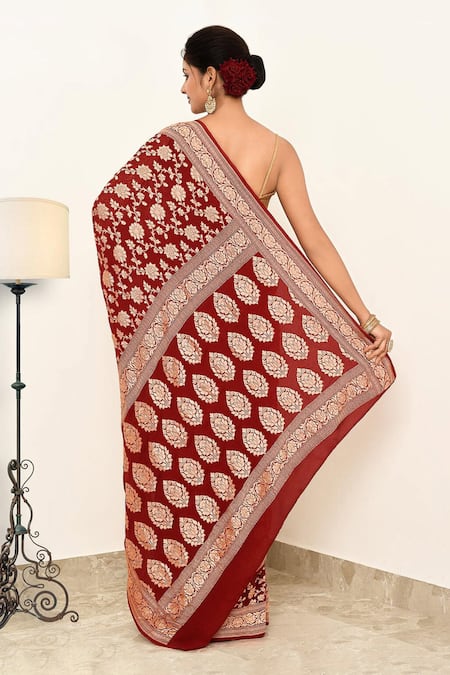 Naaritva India Floral Bloom Pattern Woven Banarasi Saree With Running Blouse 