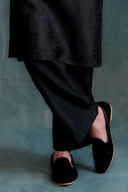 Krishna Mehta_Black Tussar Embroidery Floral Pattern Tie-dye Kurta With Pant _Online_at_Aza_Fashions