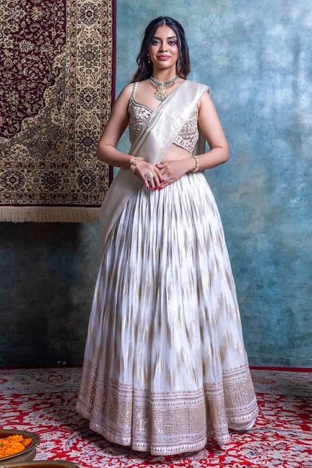 Jiya By Veer Design Studio_Off White Organza Zari Sweetheart Neck Embroidered Lehenga Set _Online_at_Aza_Fashions