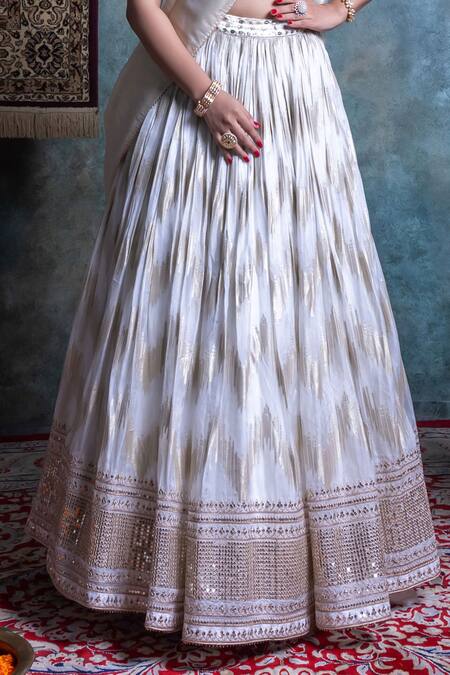 Buy_Jiya By Veer Design Studio_Off White Organza Zari Sweetheart Neck Embroidered Lehenga Set _Online_at_Aza_Fashions