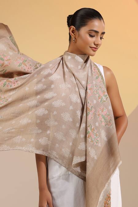 Dusala Beige Gifta Floral Pattern Cashmere Fine Wool Stole Online at Aza Fashions Dusala_Beige Gifta Floral Pattern Cashmere Fine Wool Stole _Online_at_Aza_Fashions